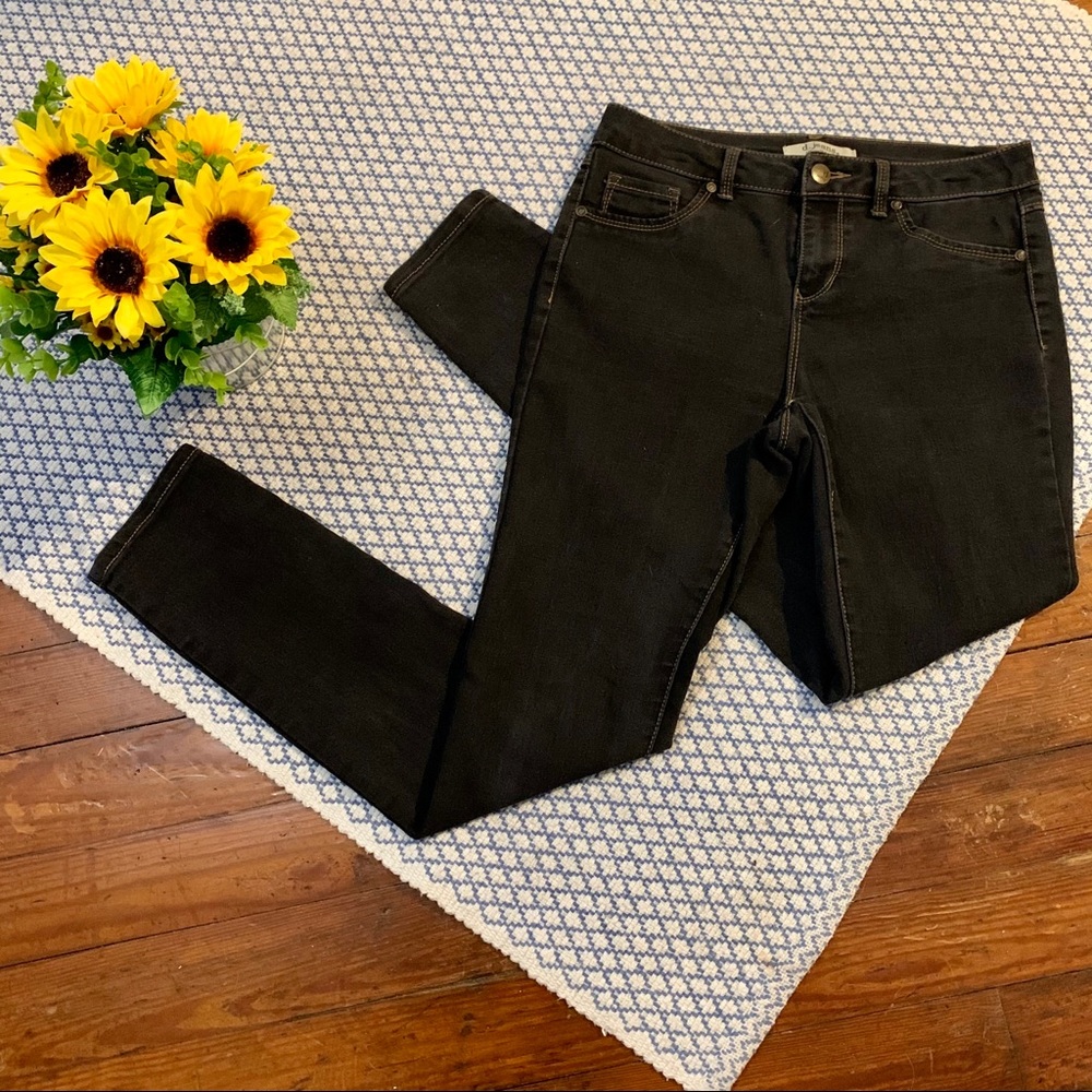 d. Jeans women’s skinny Jean- black size 6